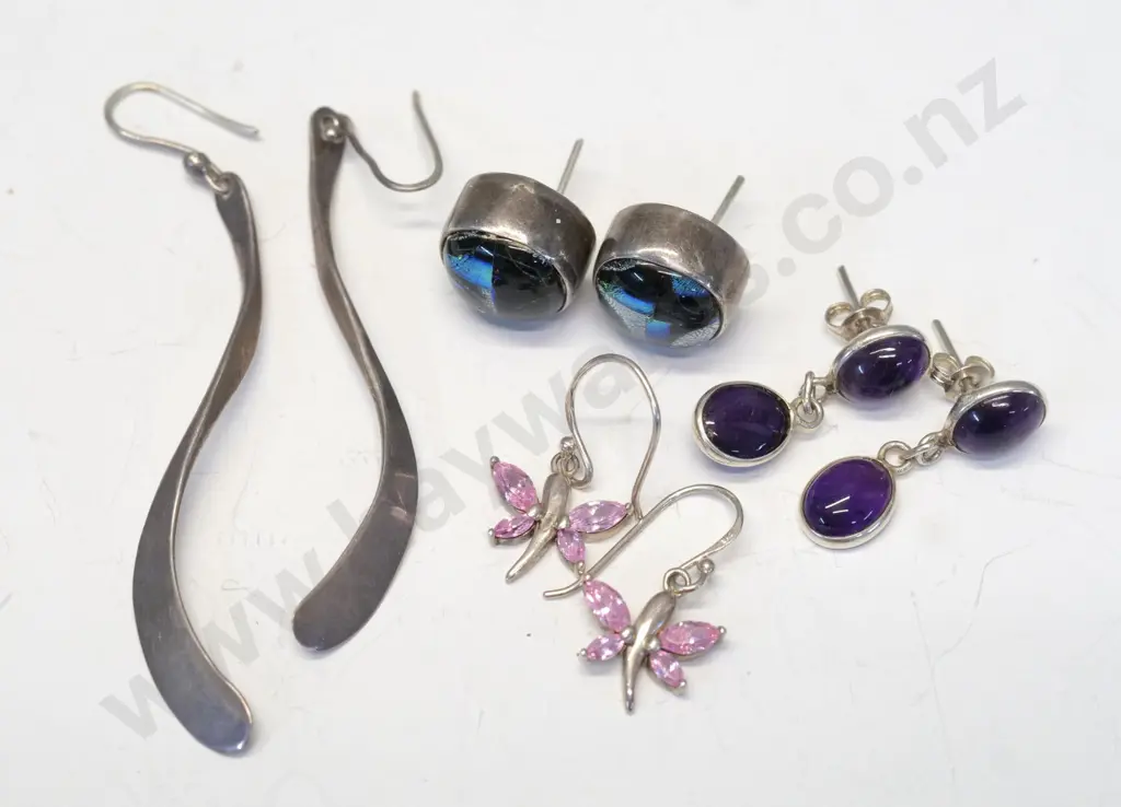 4 pairs of asstd earrings Image 1++