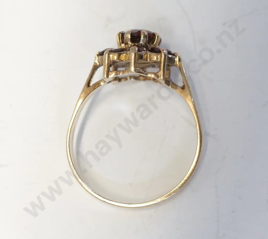 9ct garnet ring - stamped Image 1++