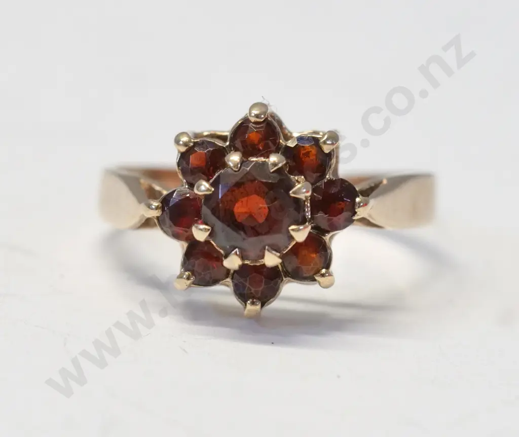 9ct garnet ring - stamped Image 1++