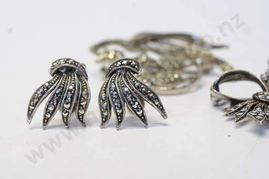 3 marcasite brooches & pair of marcasite earrings [screw on] Image 1++