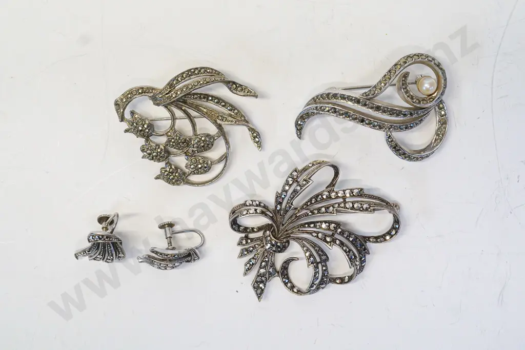 3 marcasite brooches & pair of marcasite earrings [screw on] Image 1++