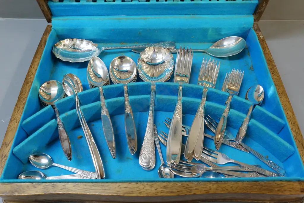 oak-cased canteen of Gainsborough silver plated cutlery, 6 place plus extras in different patterns Image 1++