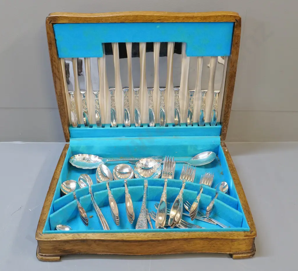 oak-cased canteen of Gainsborough silver plated cutlery, 6 place plus extras in different patterns Image 1++