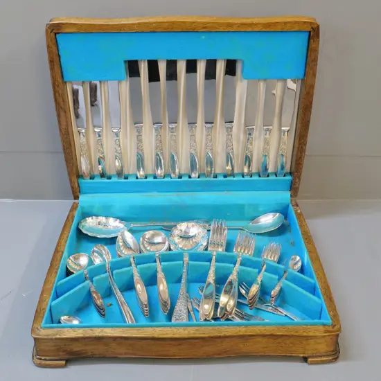oak-cased canteen of Gainsborough silver plated cutlery, 6 place plus extras in different patterns