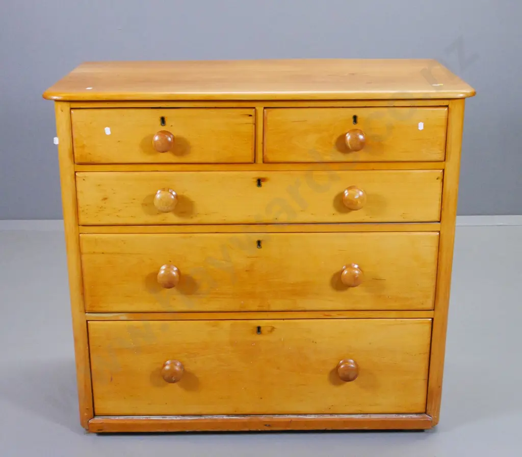 vintage kauri 5-drawer chest, key escutcheons but no key, some marks to top H-940 W-1040 D-550 Image 1++