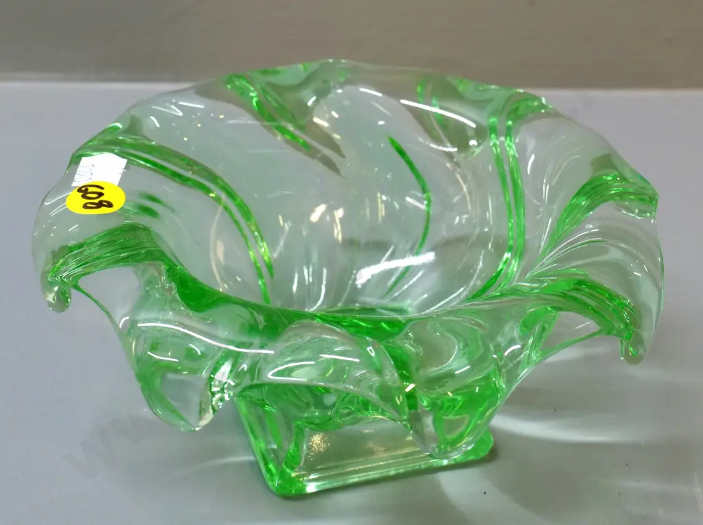 small green uranium glass posie vase H-80 D-150 Image 1++