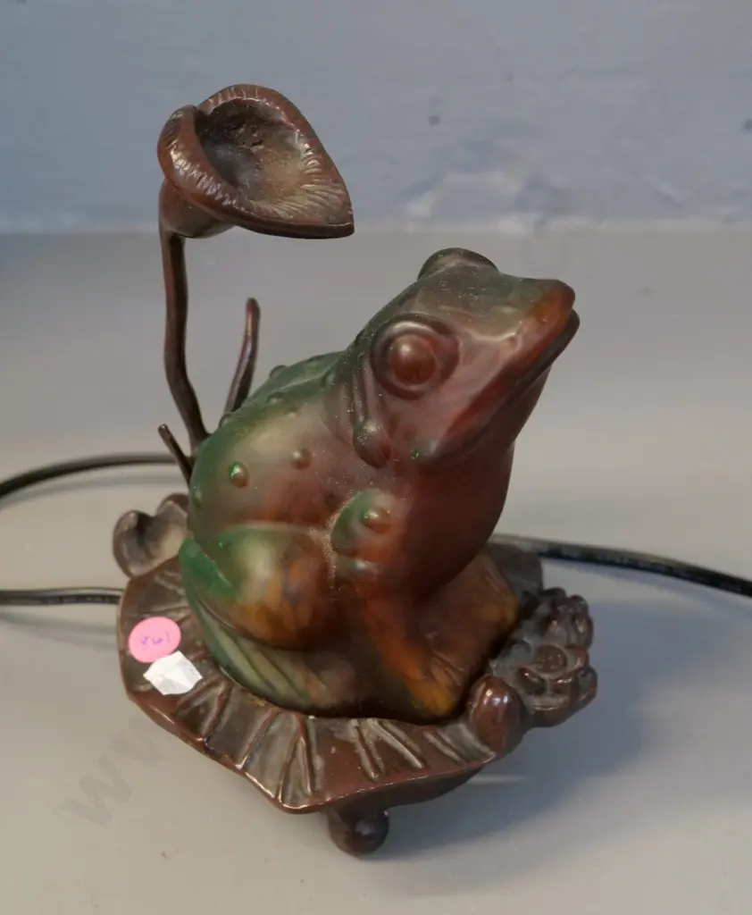 reproduction nouveau style frog on lotus lamp - metal base and glass shade - H200 W130 Image 1++