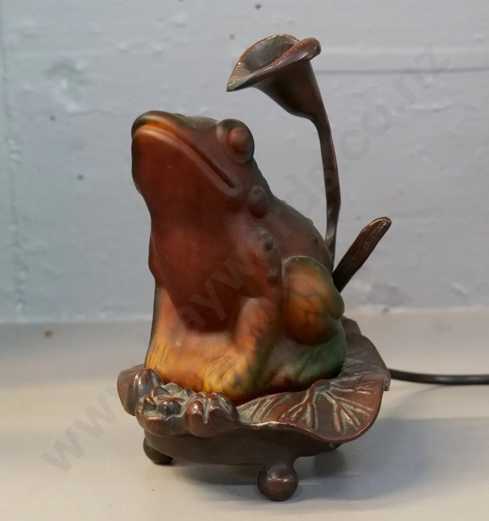 reproduction nouveau style frog on lotus lamp - metal base and glass shade - H200 W130 Image 1++