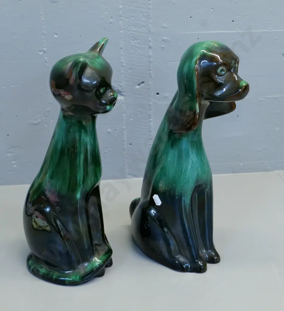 2 Blue Mountain pottery animal figurines - dog and cat H-350 W-120 manufacturing flaw on dog's ear Image 1++