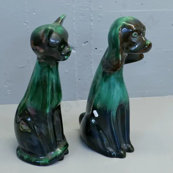 2 Blue Mountain pottery animal figurines - dog and cat H-350 W-120 manufacturing flaw on dog's ear