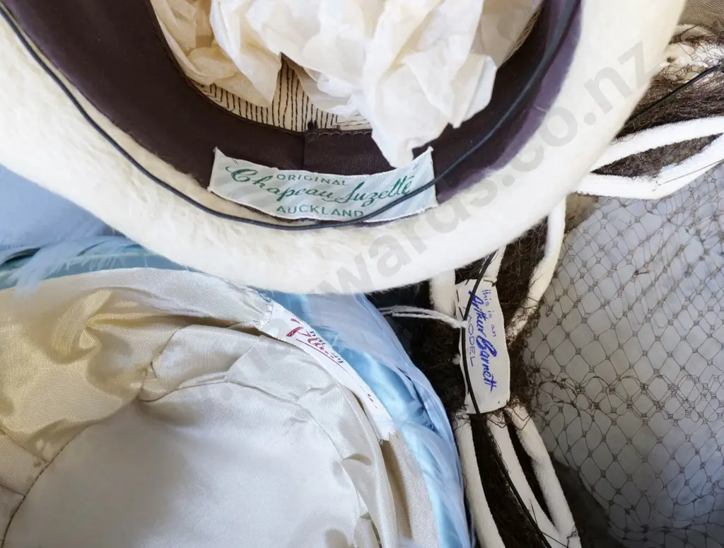 4 vintage women's hats and a fascinator, one tagged Arthur Barnett's, some have staining and wear Image 1++