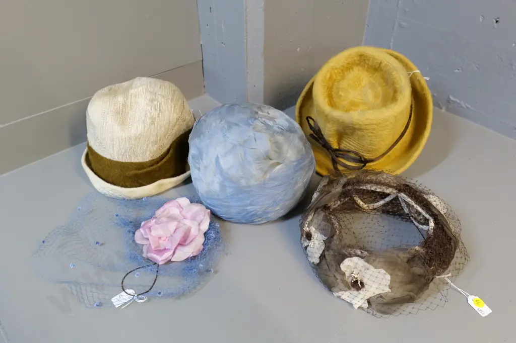 4 vintage women's hats and a fascinator, one tagged Arthur Barnett's, some have staining and wear Image 1++