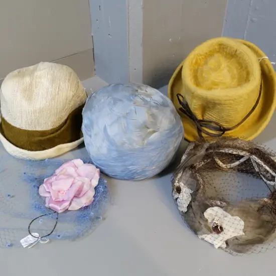 4 vintage women's hats and a fascinator, one tagged Arthur Barnett's, some have staining and wear