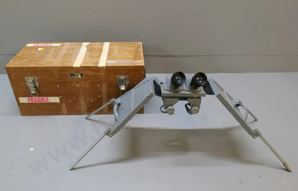 Toko cartographic stereoscope in original wooden case. Case is H-220 W-480 D-225 Image 1++