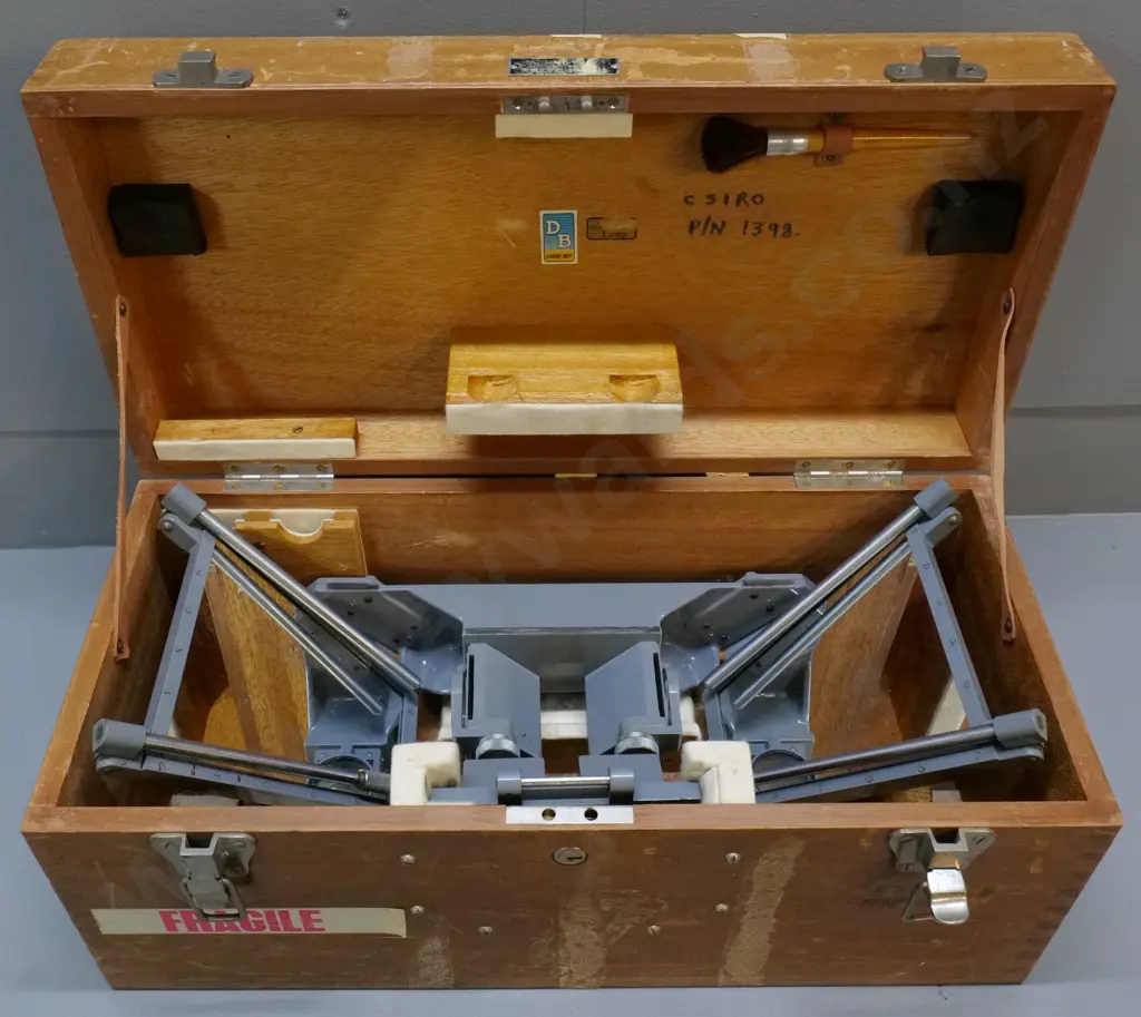 Toko cartographic stereoscope in original wooden case. Case is H-220 W-480 D-225 Image 1++