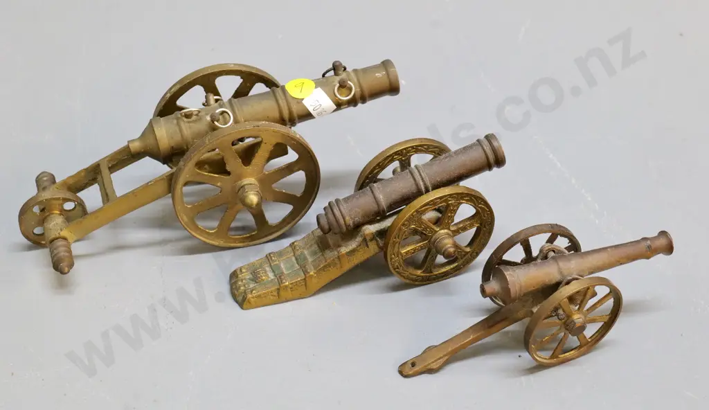 3 small cast brass model cannons - largest is H-70 L-180 W-75 Image 1++