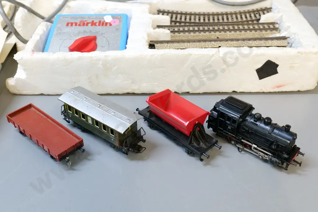 small electric train set with pressed metal rail sections, locomotive L-120 and 3 carriages, Marklin transformer Image 1++