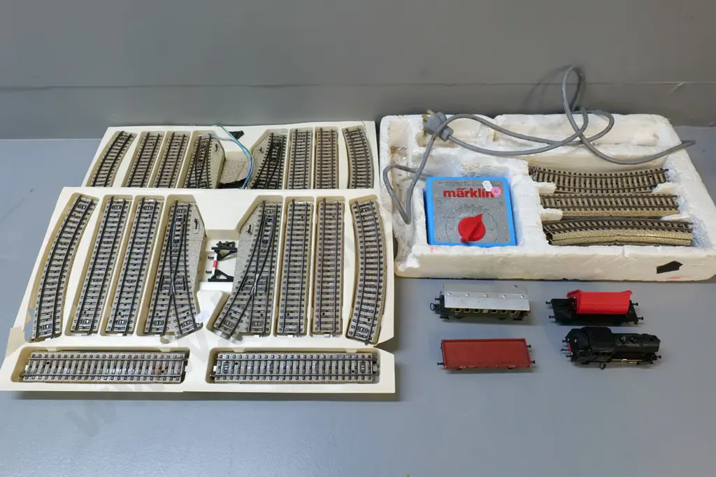 small electric train set with pressed metal rail sections, locomotive L-120 and 3 carriages, Marklin transformer Image 1++
