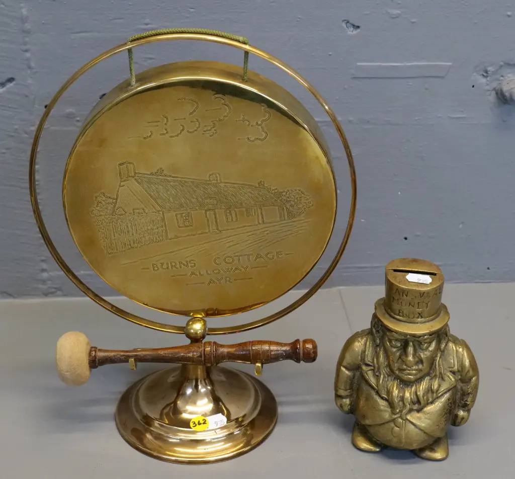 brass 2-part Kruger figural "Transvaal money box" and a souvenir Burns Cottage gong and stand with wooden beater H320 Image 1++