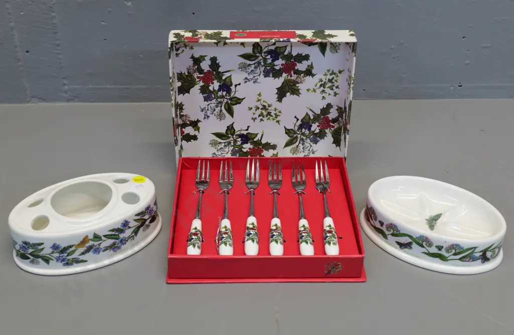 Portmeirion Botanic Gardens bathroom soap dish and toothbrush holder, and a boxed holly & ivy pastry fork set Image 1++