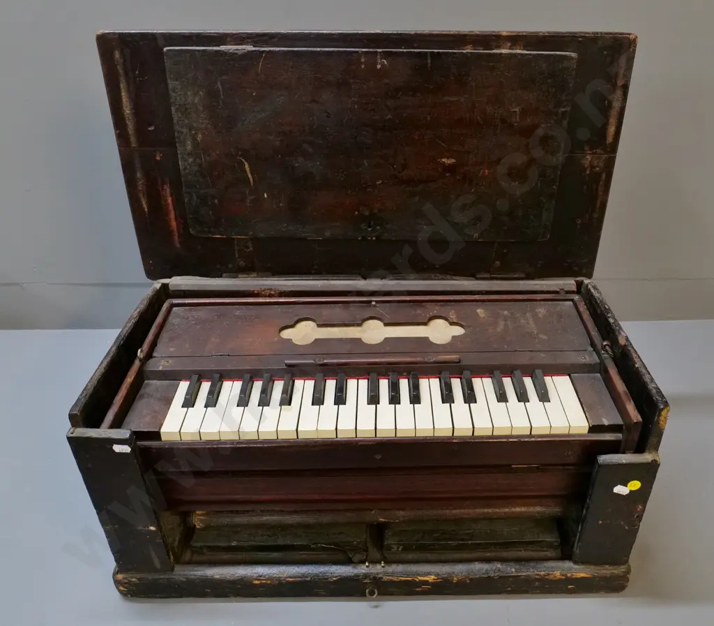 vintage travelling harmonium with foot pedal pump action - makes sound, but bellows need work H670 open, H290 W620 Image 1++
