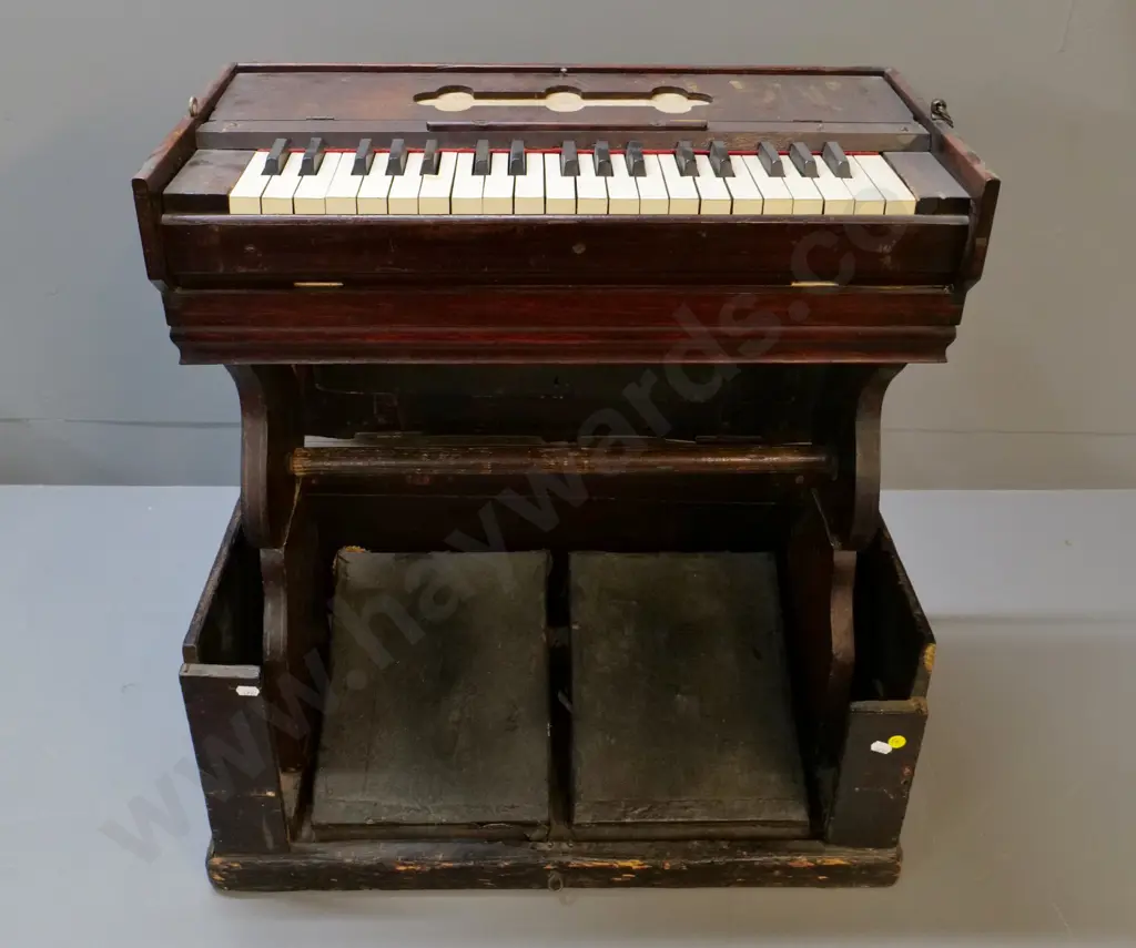vintage travelling harmonium with foot pedal pump action - makes sound, but bellows need work H670 open, H290 W620 Image 1++
