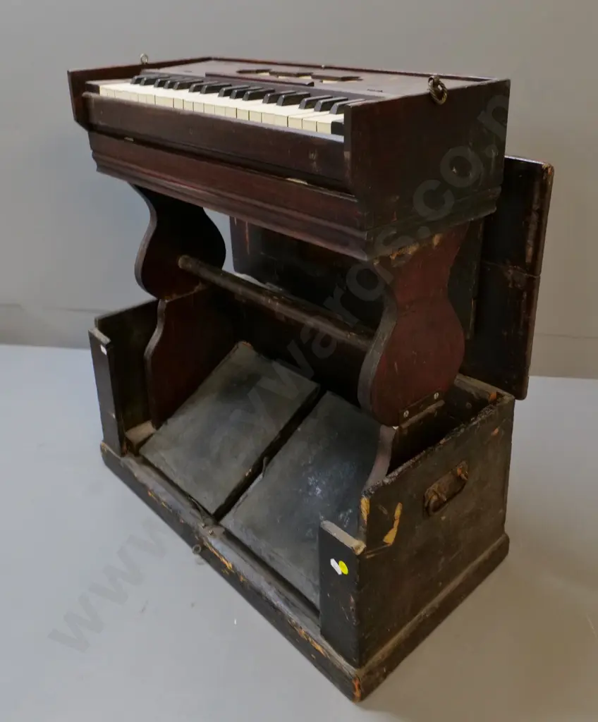 vintage travelling harmonium with foot pedal pump action - makes sound, but bellows need work H670 open, H290 W620 Image 1++