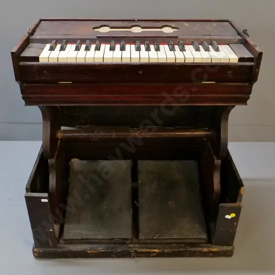 vintage travelling harmonium with foot pedal pump action - makes sound, but bellows need work H670 open, H290 W620