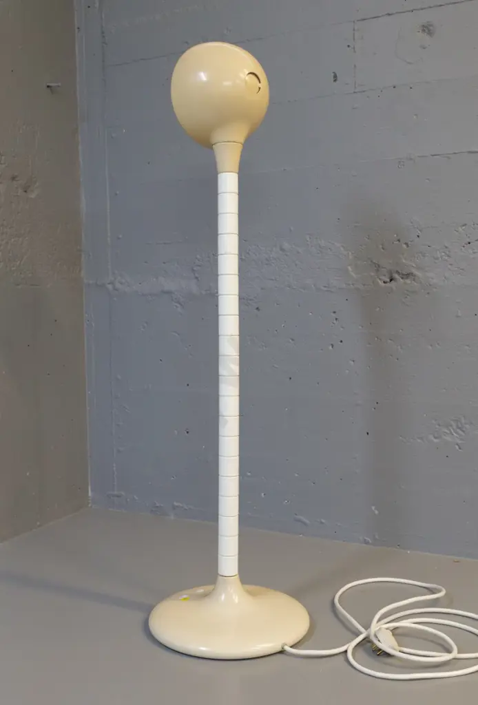 Freelite Wellington retro plastic articulated floor or table lamp - doesn't flex easily H-920 as photographed Image 1++