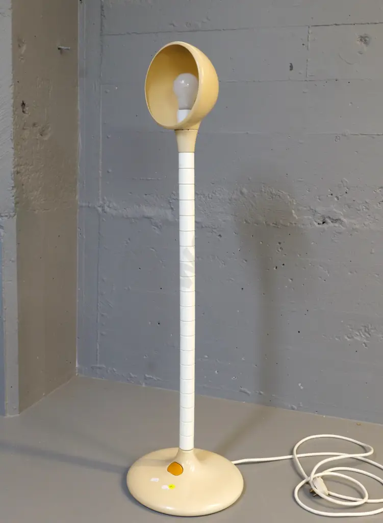 Freelite Wellington retro plastic articulated floor or table lamp - doesn't flex easily H-920 as photographed Image 1++