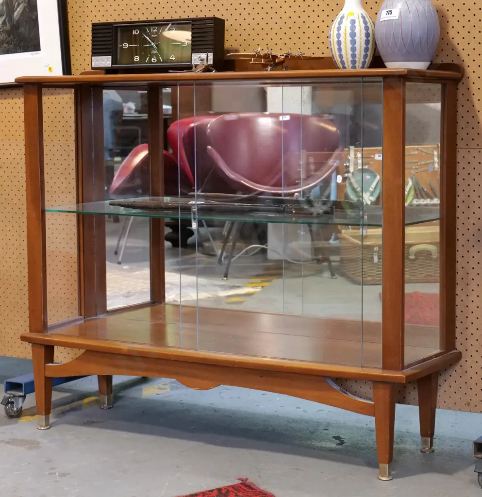 mid-century mahogany china cabinet with sliding doors, adjustable glass shelf, slight ring marks on top H920 W1060 D320 Image 1++