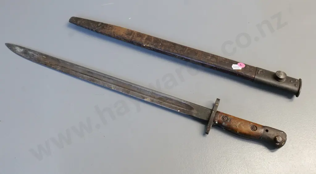 bayonet in leather sheath - marked 1907, XMA, government arrow mark L-550 Image 1++