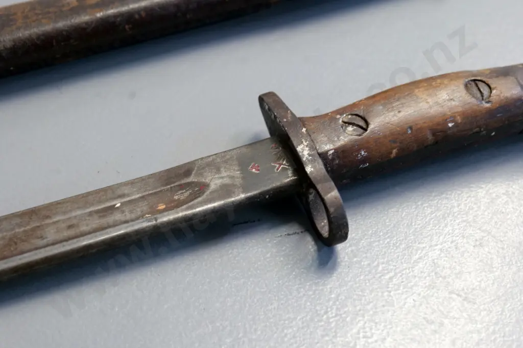bayonet in leather sheath - marked 1907, XMA, government arrow mark L-550 Image 1++