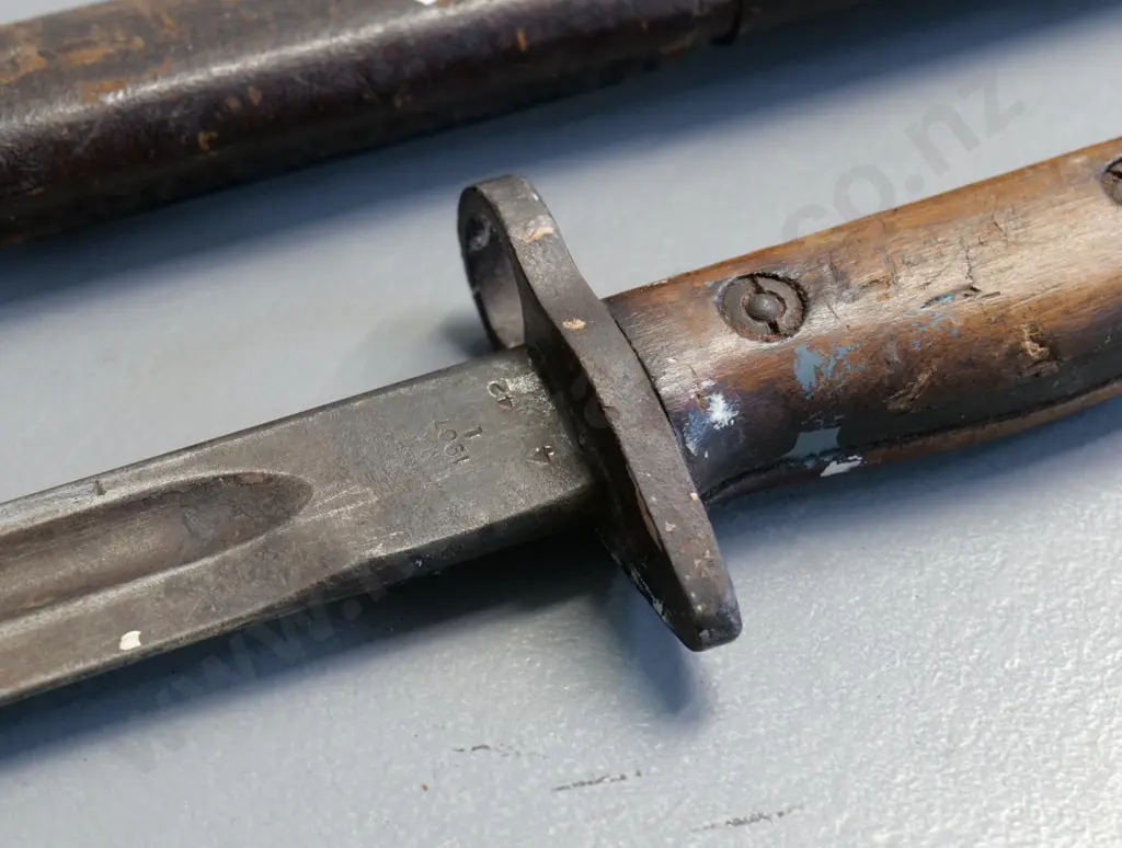 bayonet in leather sheath - marked 1907, XMA, government arrow mark L-550 Image 1++