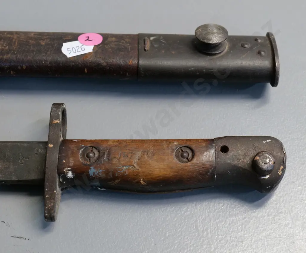 bayonet in leather sheath - marked 1907, XMA, government arrow mark L-550 Image 1++