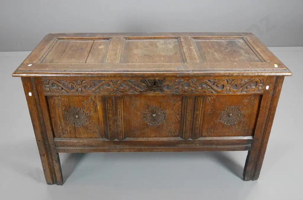 antique 17th/18th C carved oak coffer w/ internal compartment, brass lock, no key, split in 1 top panel H700 W1210 D520 Image 1++