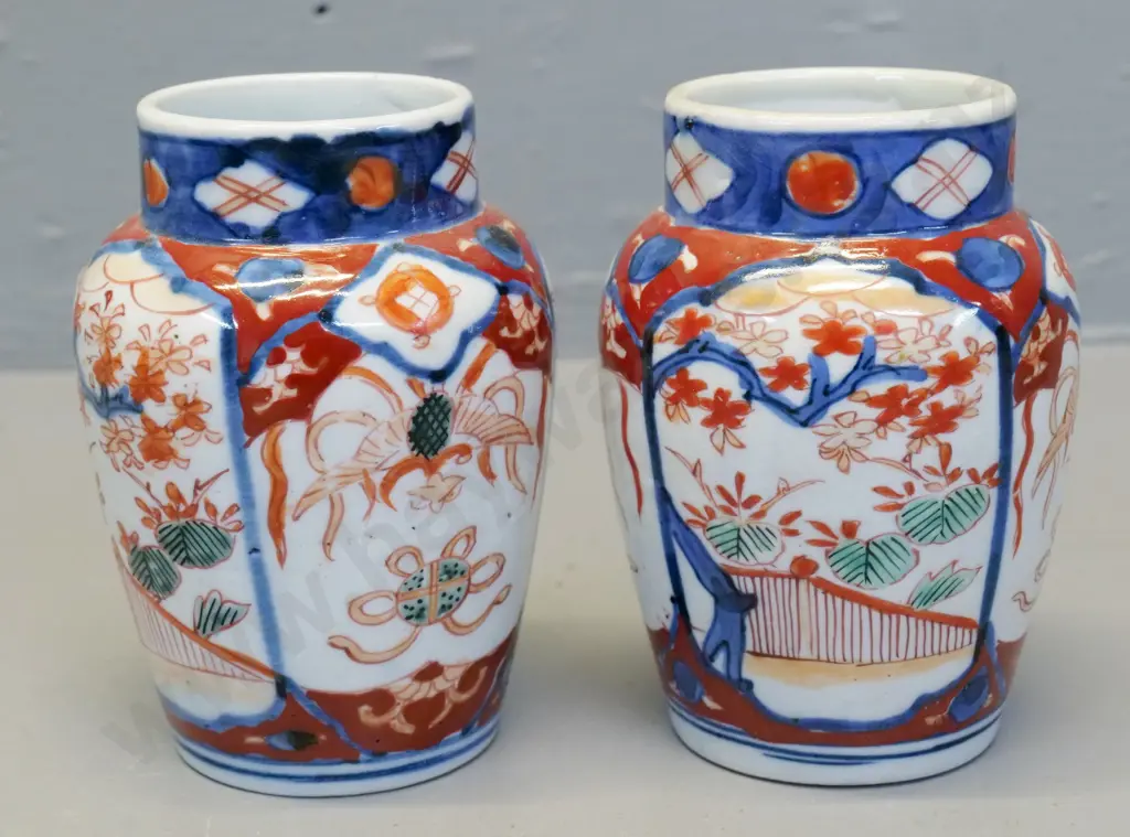 vintage Japanese Imari porcelain: pair of small vases H-110 D-75 Image 1++