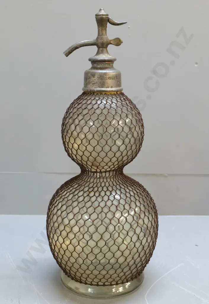 vintage soda syphon in metal mesh - Veritable Seltzogene - D. Fevre Paris - some corrosion H-490 Image 1++
