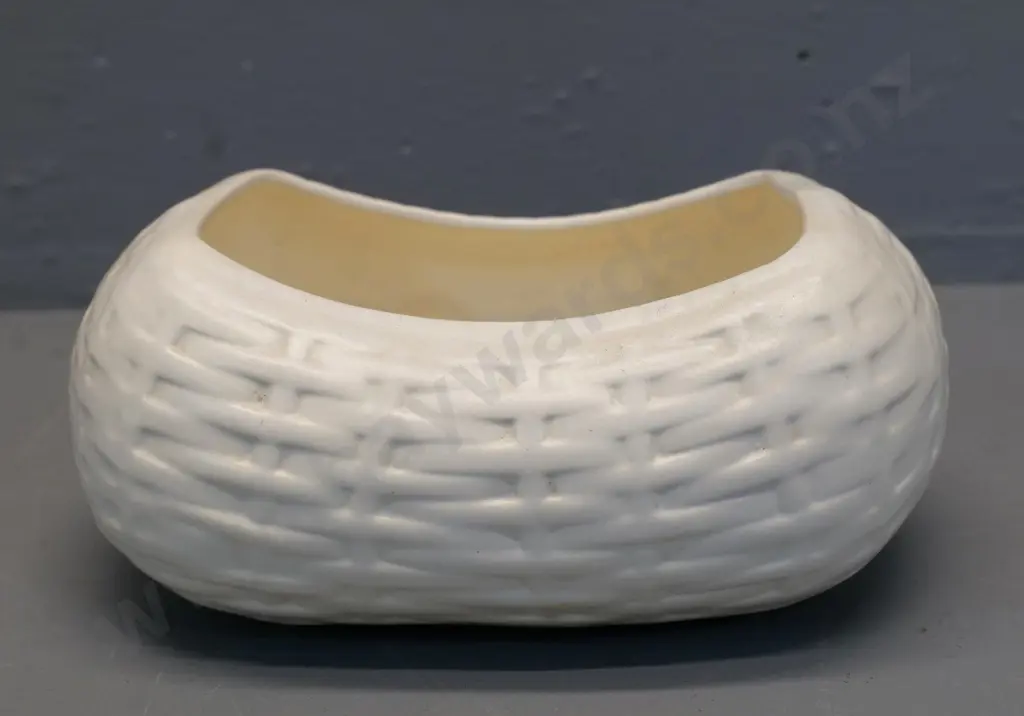 Crown Lynn cream glaze basket weave flower trough No. 476. H-100 L-210 W-150 Image 1++