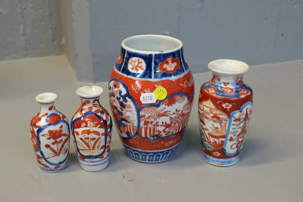 vintage Japanese Imari porcelain: 4 small vases - one with chip, largest one with repair H-140 Image 1++