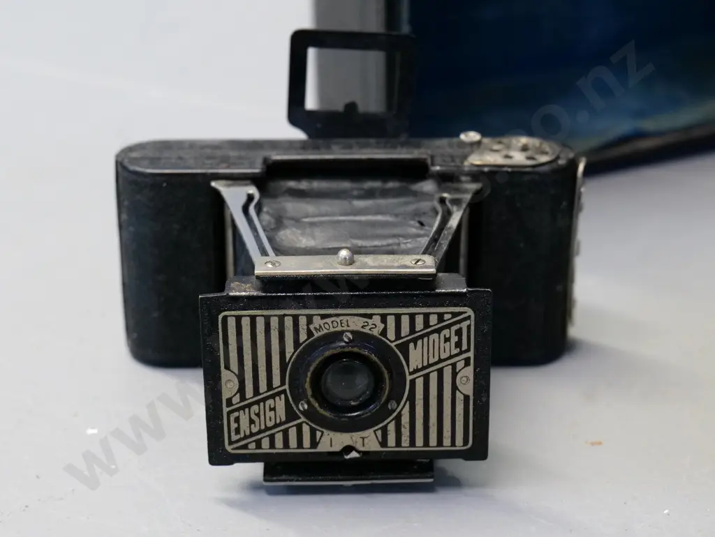 Bell & Howell Filmo 8mm cine camera & a small Ensign Midget Model 22 camera, bellows need repair - both w/leather cases Image 1++