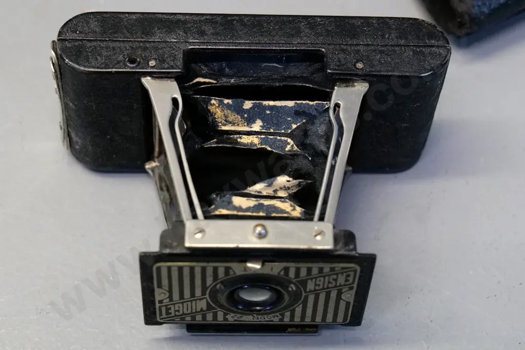 Bell & Howell Filmo 8mm cine camera & a small Ensign Midget Model 22 camera, bellows need repair - both w/leather cases Image 1++