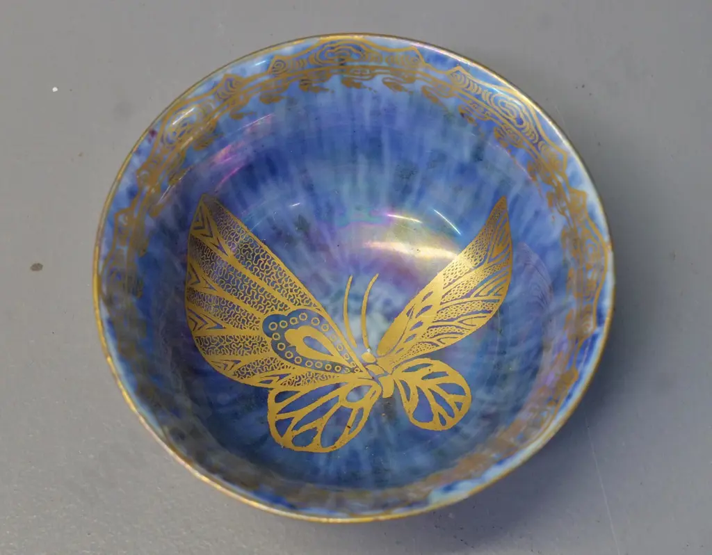 small Wedgwood lustre butterfly bowl - diameter 100 Image 1++