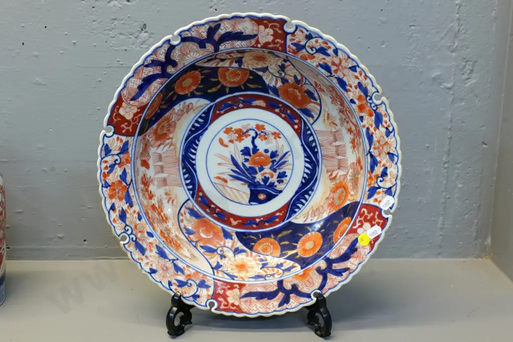 vintage Japanese Imari porcelain: large bowl with incised edge D-350 Image 1++