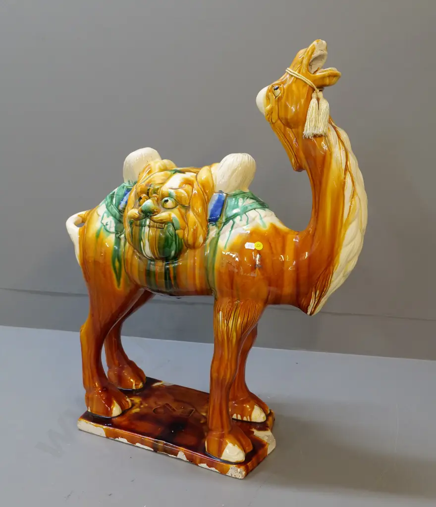large ceramic camel with brown, cream and green trickle glaze - glaze chips all around base. H700 L600 Image 1++