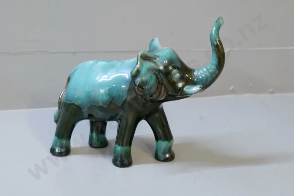 Blue Mountain Pottery elephant figure H-200 Image 1++