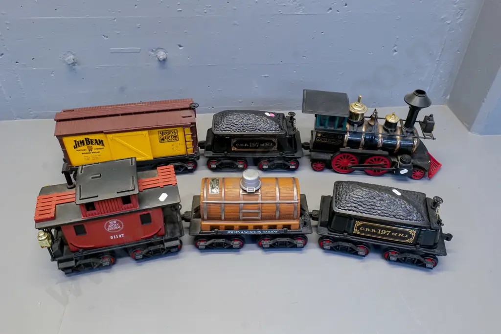 Jim Beam decanter train - 5 piece plus an extra tender, all are empty Image 1++