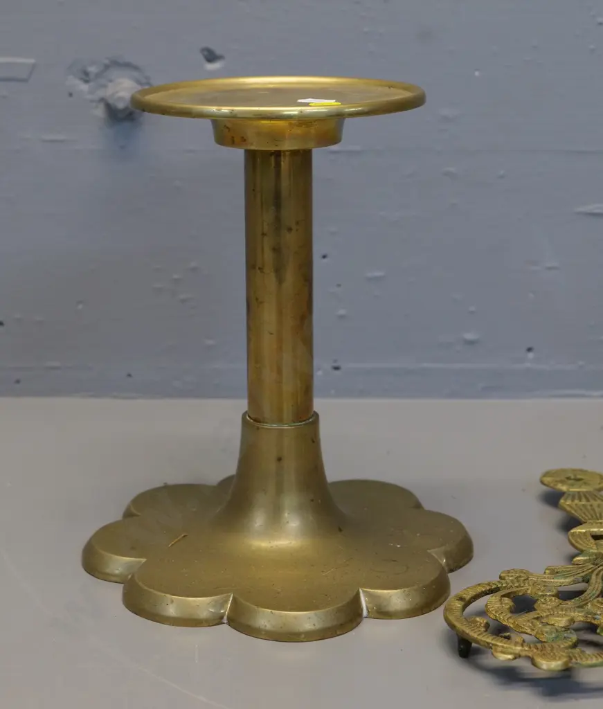 heavy brass column stand with scalloped base H-230 D-190 at base and a 3-footed brass trivet Image 1++