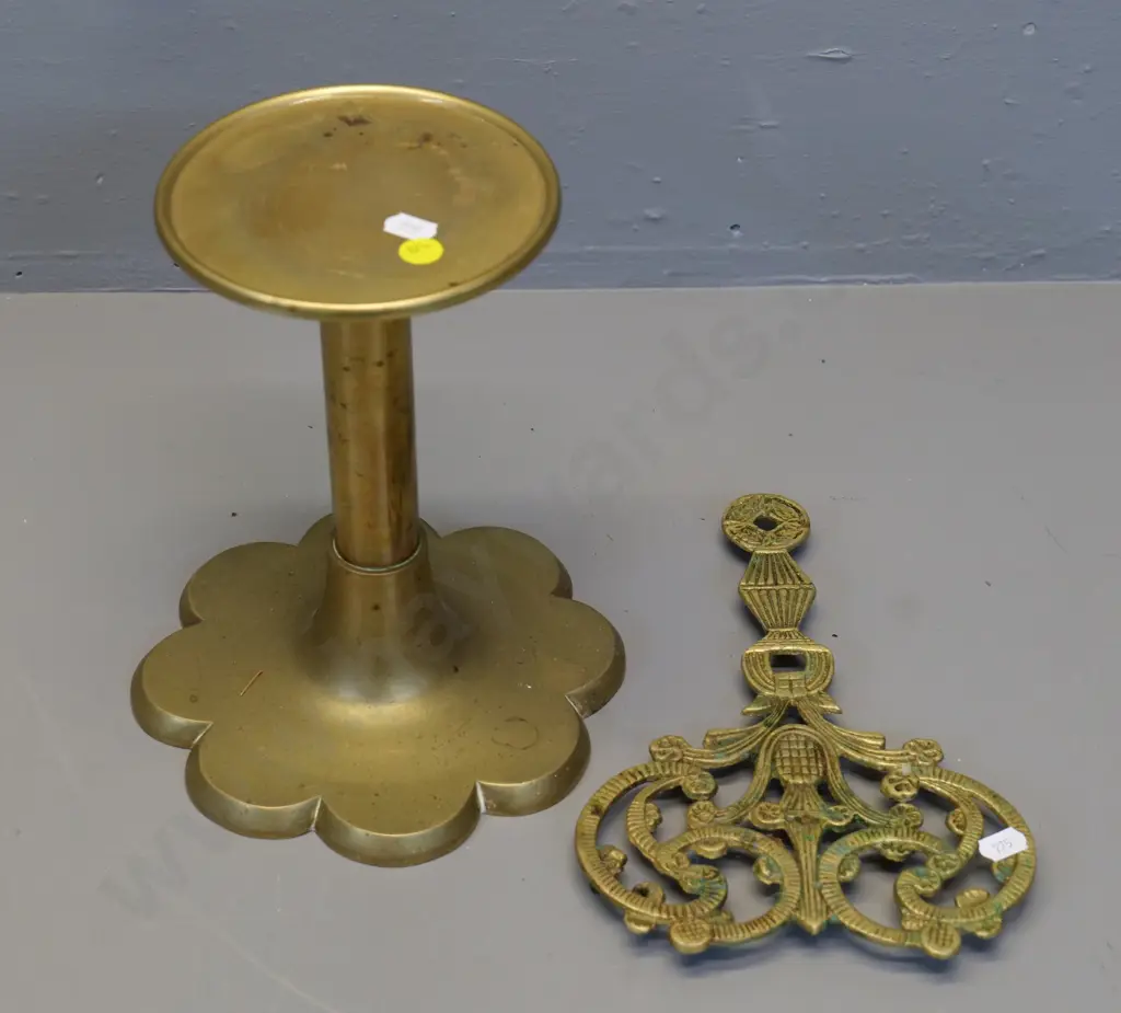 heavy brass column stand with scalloped base H-230 D-190 at base and a 3-footed brass trivet Image 1++