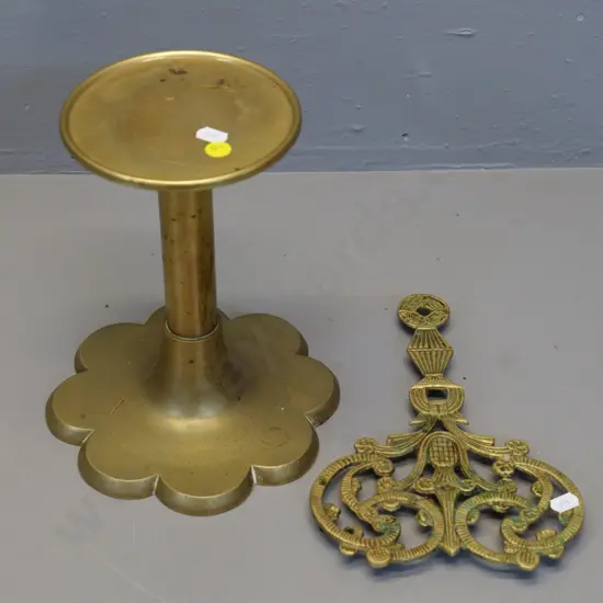heavy brass column stand with scalloped base H-230 D-190 at base and a 3-footed brass trivet